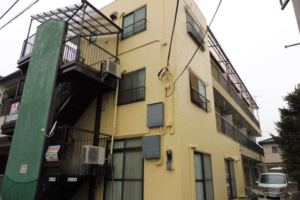 建物外観　コンビニ・ドラッグストア徒歩圏内♪