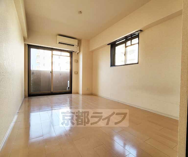 居室・リビング　落ち着いた雰囲気のお部屋です