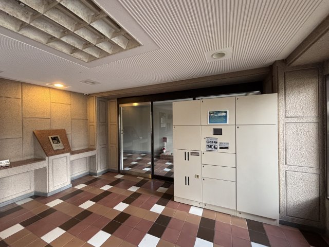 ロビー　宅配BOX付きで不在時の荷物の受け取りに便利です☆