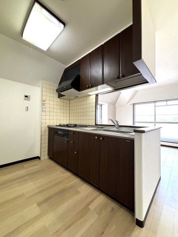 キッチン　3口コンロ・グリル付のシステムキッチンです♪