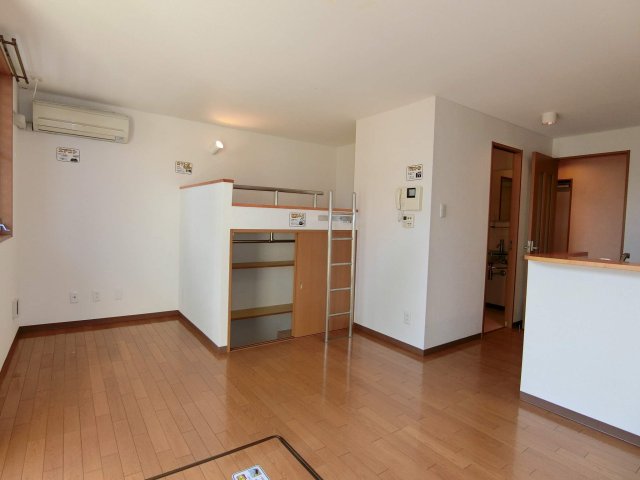 居室・リビング　ロフト付き、10.6帖の洋室です。