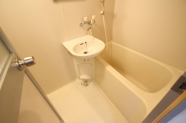 バス・シャワールーム　同物件、別号室のものです。