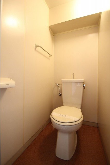 トイレ　同物件、別号室のものです。