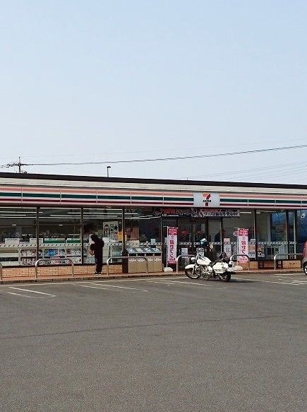 コンビニ　セブンイレブン（コンビニ）まで950m