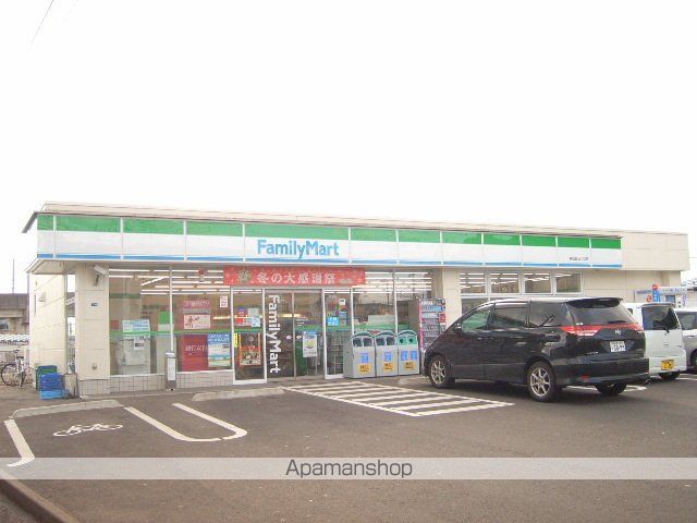 コンビニ　ファミリーマート（コンビニ）まで373m