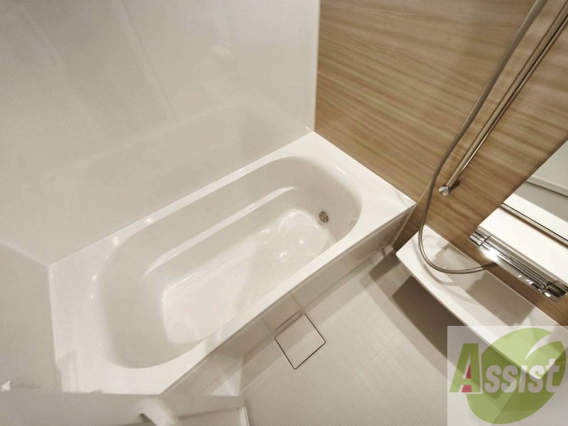 バス・シャワールーム　お風呂です。広々したバスでゆっくりくつろげます。