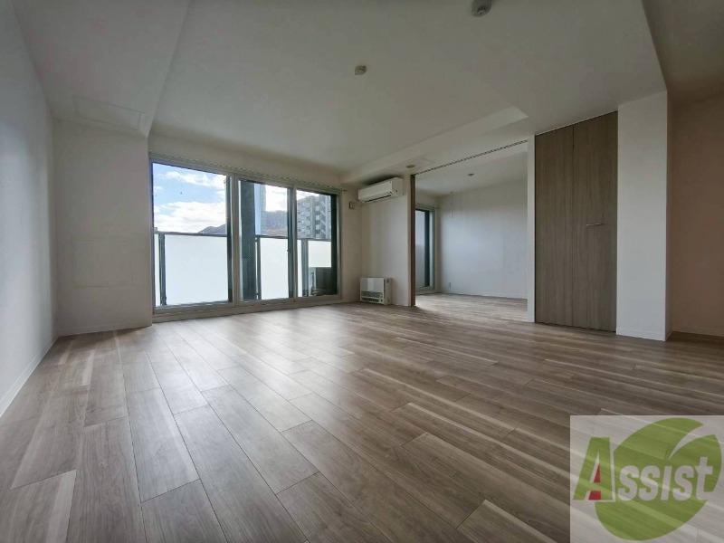 居室・リビング　木目のフローリングは落ち着きのある印象のお部屋になりますね。