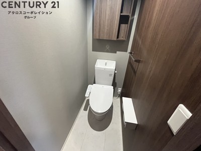 トイレ　収納スペースがあるトイレです。