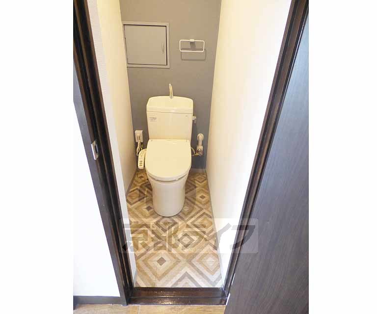 トイレ　ウォシュレット完備。