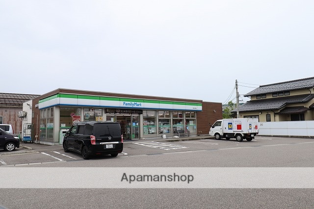 コンビニ　ファミリーマート（コンビニ）まで1047m