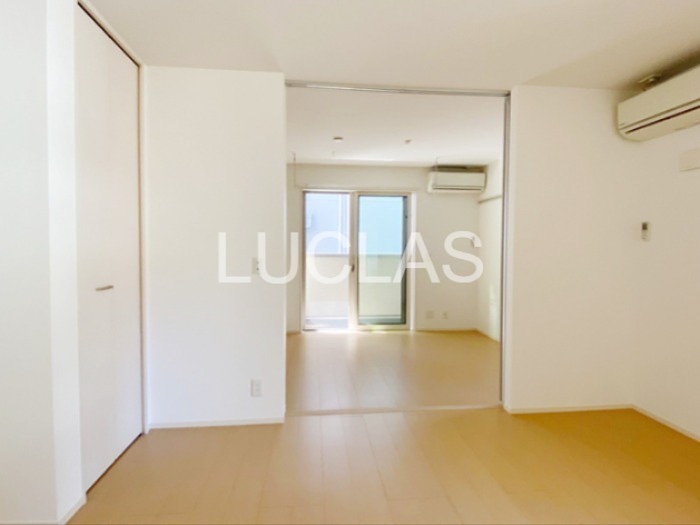 その他部屋・スペース　木目調の床と白の壁紙で暖かみのある居室♪