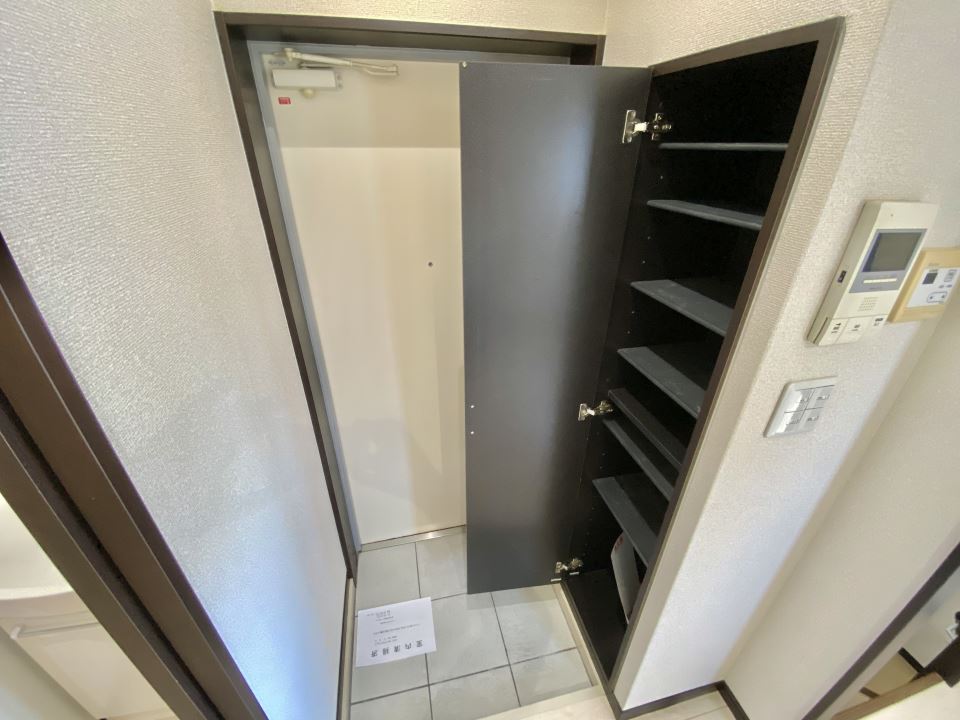 玄関　１人暮らしには十分なシューズＢＯＸです