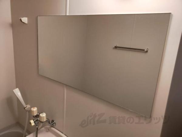 洗面設備　鏡は横長タイプを採用しているので、朝の身だしなみも捗ります。