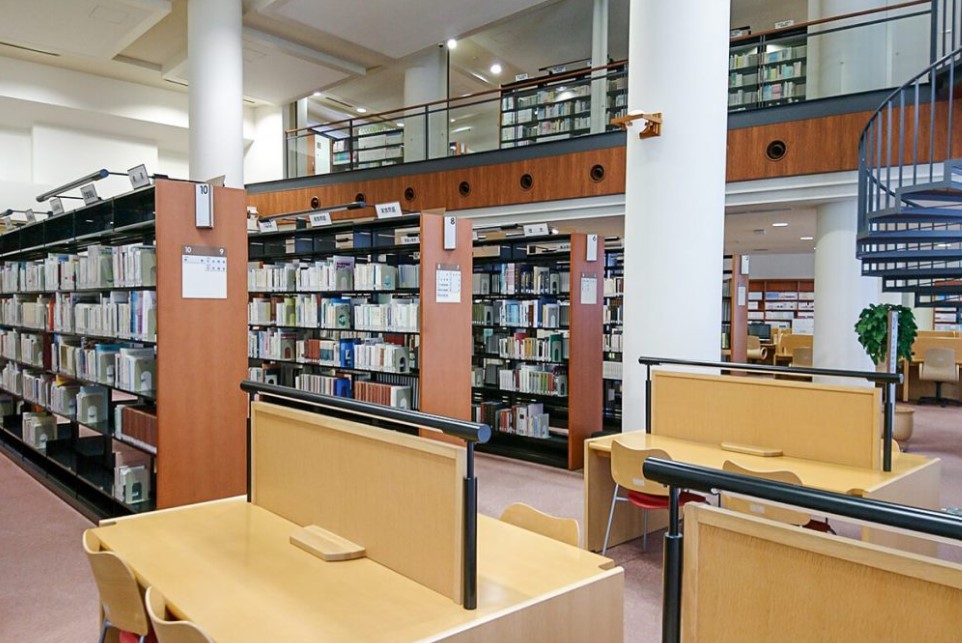 図書館　日本赤十字看護大学図書館（図書館）まで485m