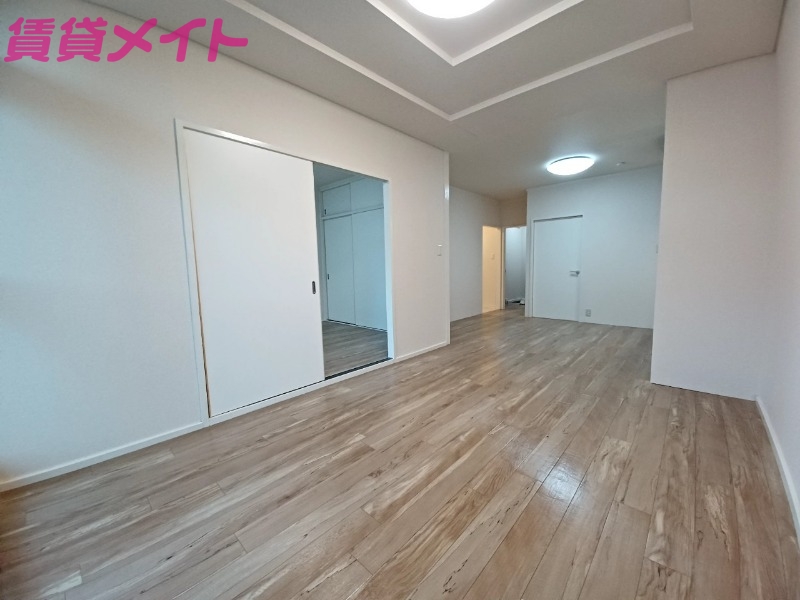 居室・リビング　同建物の別部屋反転写真です