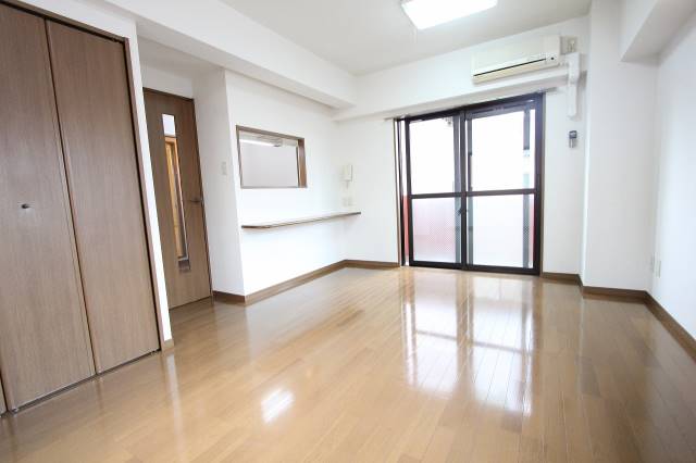 居室・リビング　リビングの写真です。カウンターもついてます。