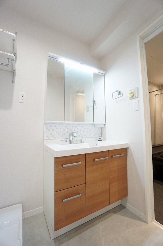 洗面設備　タッチレス水栓を採用、実用性とデザイン性の高い洗面カウンター