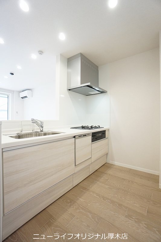 キッチン　食洗機付システムキッチン。吊り棚もなくスッキリとしています。