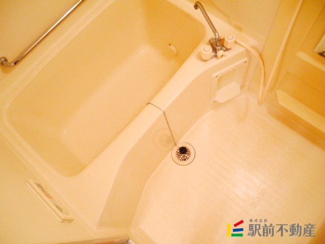 バス・シャワールーム　白いお風呂で清潔感