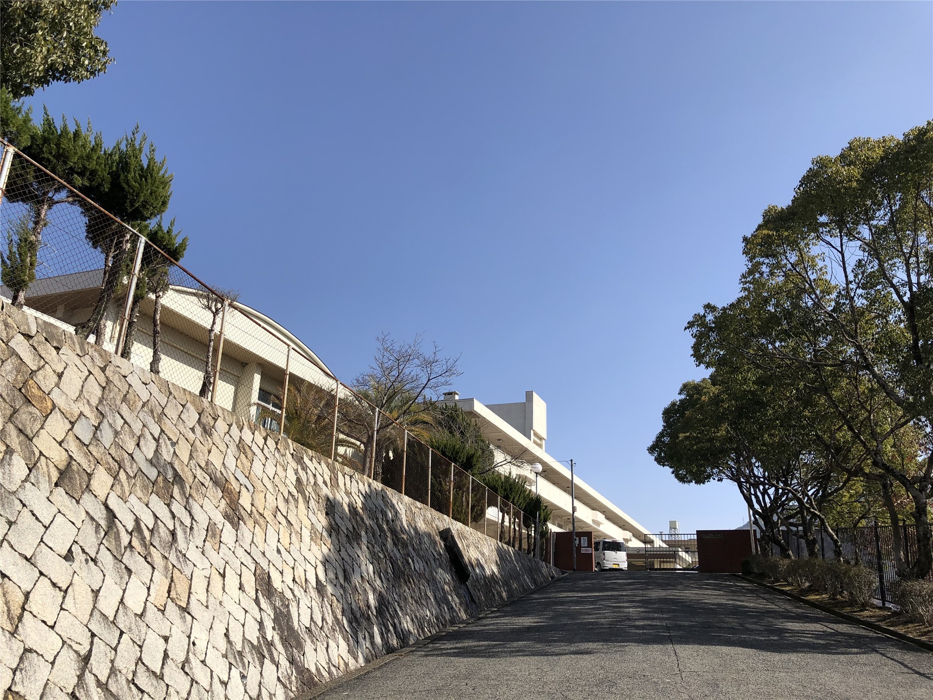 中学校　瀬野川（中学校）まで2000m