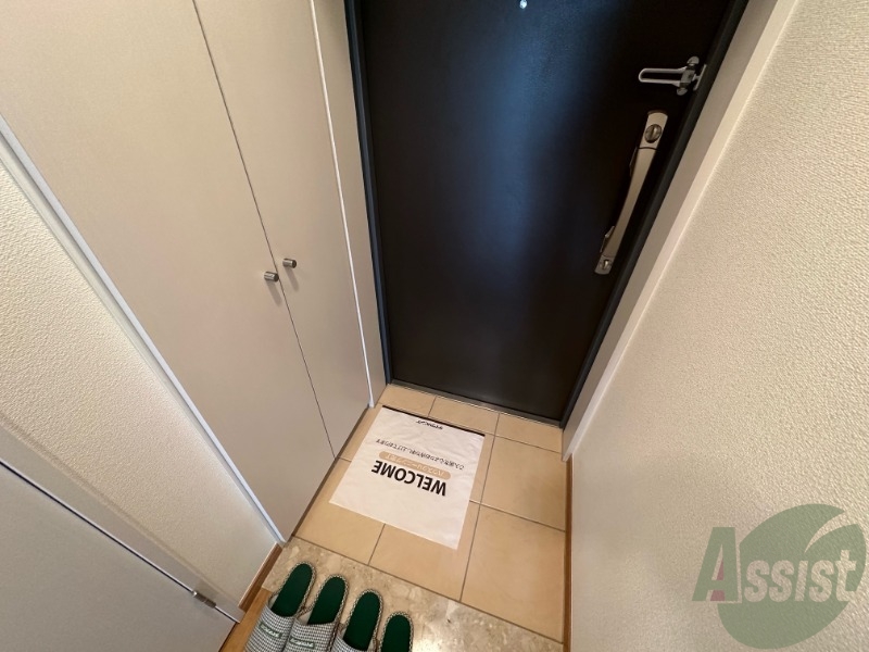 玄関　玄関にはシューズボックスがございますので安心してください。