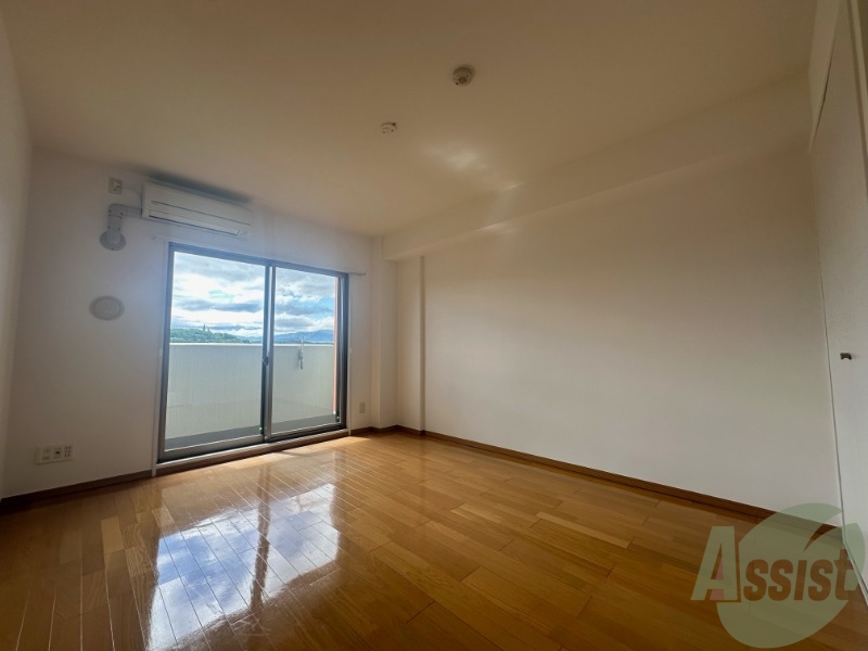 居室・リビング　リビングはこんな感じです。窓が大きくて良く陽が入ってきます。