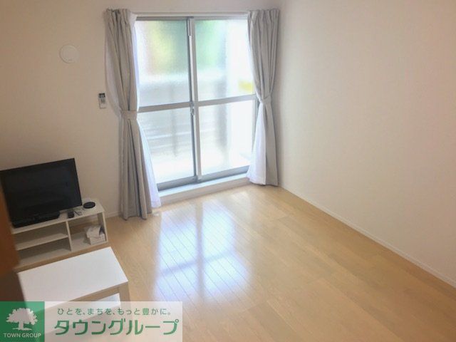 居室・リビング　部屋は白基調でとっても爽やかな雰囲気です♪