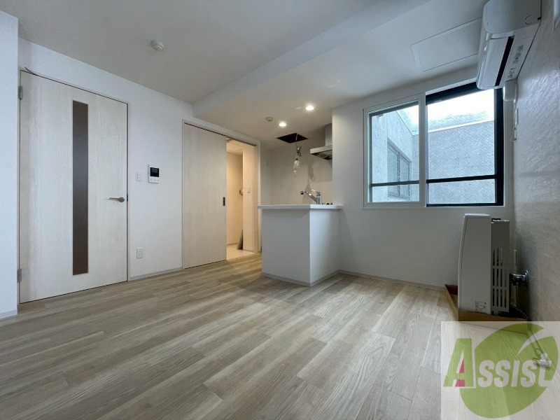 居室・リビング　木目のフローリングは落ち着きのある印象のお部屋になりますね。