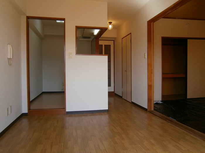 居室・リビング　別号室参考写真(反転)