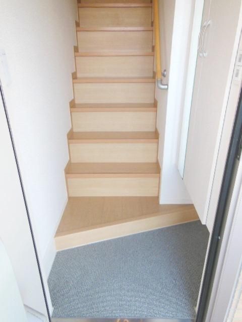 玄関　☆室内階段で２階へ☆