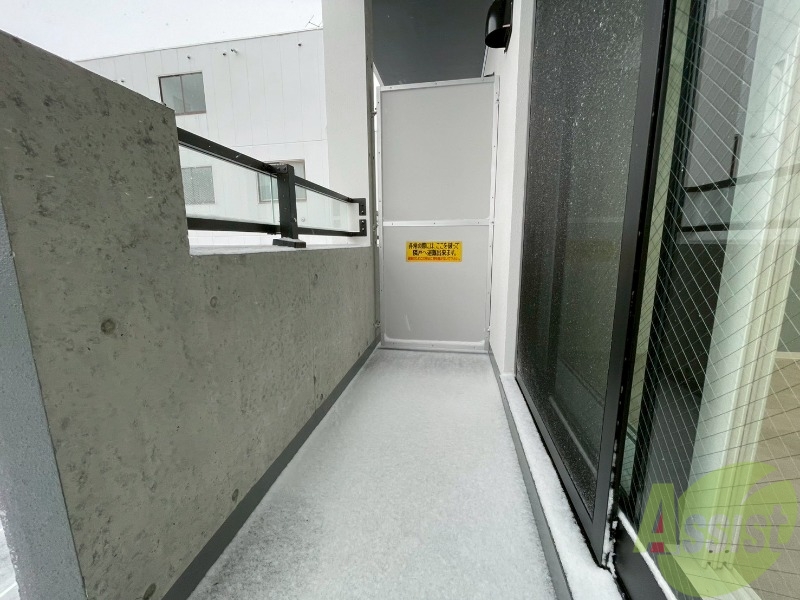 バルコニー　バルコニーは幅があり、広い印象を受けました。