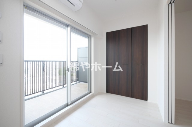 居室・リビング　落ち着いた色調の洋室です