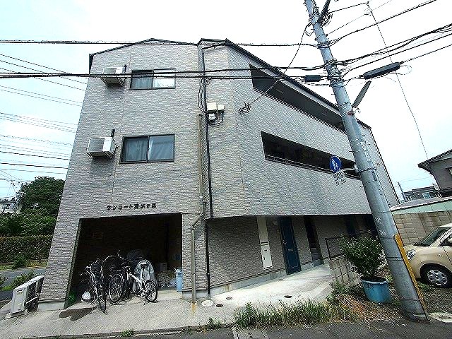 建物外観　最寄り駅徒歩８分