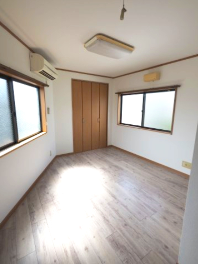 居室・リビング　２面採光で明るい居室