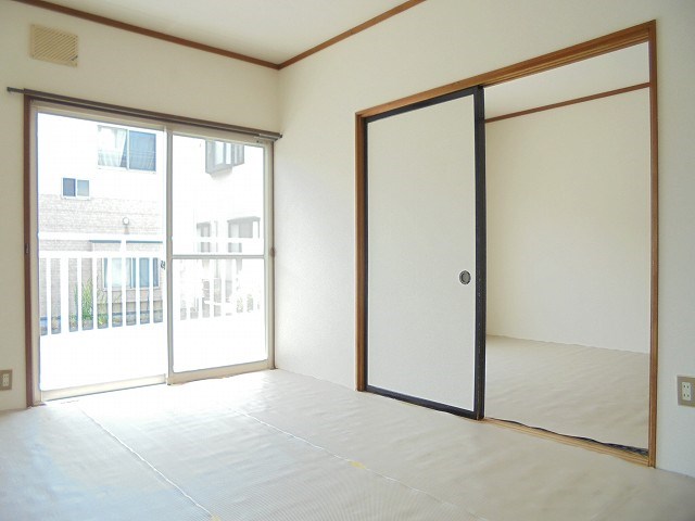 居室・リビング　写真は101号室です（参考）