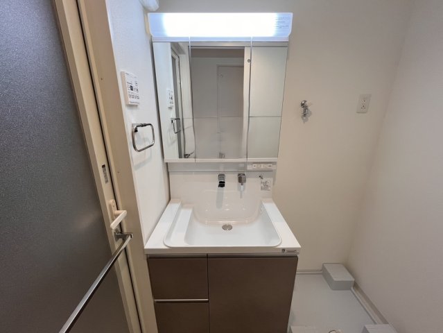 洗面設備　使いやすい独立洗面台です