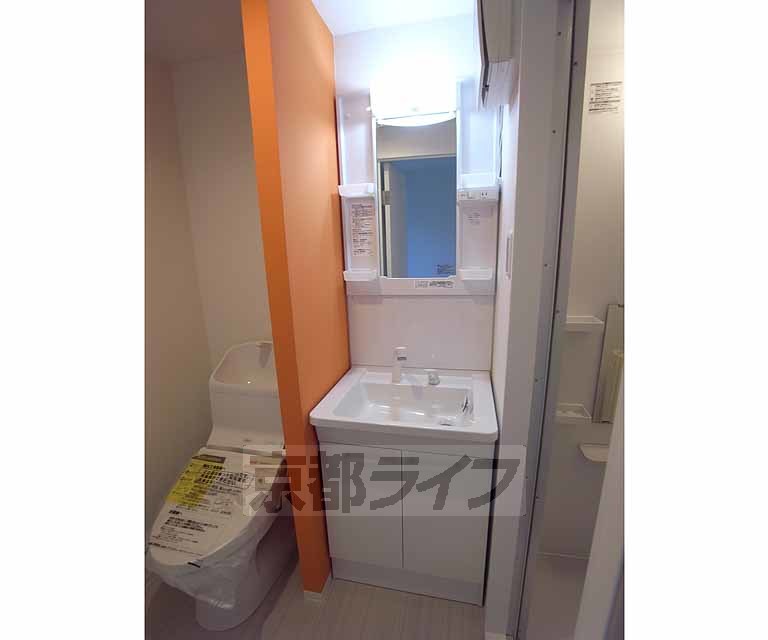 洗面設備　便利な洗面台です。