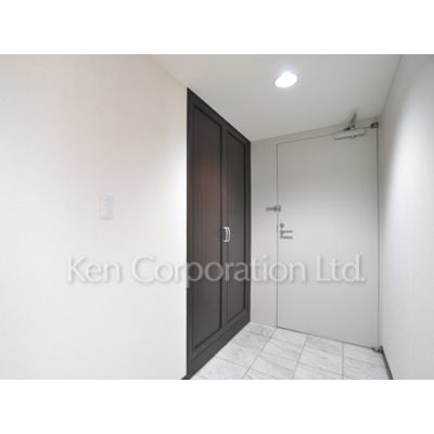 玄関　同タイプ4階のお部屋を撮影。仕様が異なることがあります。