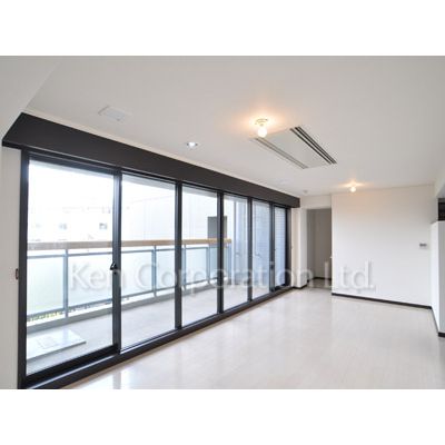 居室・リビング　同タイプ4階のお部屋を撮影。仕様が異なることがあります。