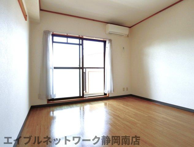 居室・リビング　こちらのリビングで趣味の時間をお楽しみください