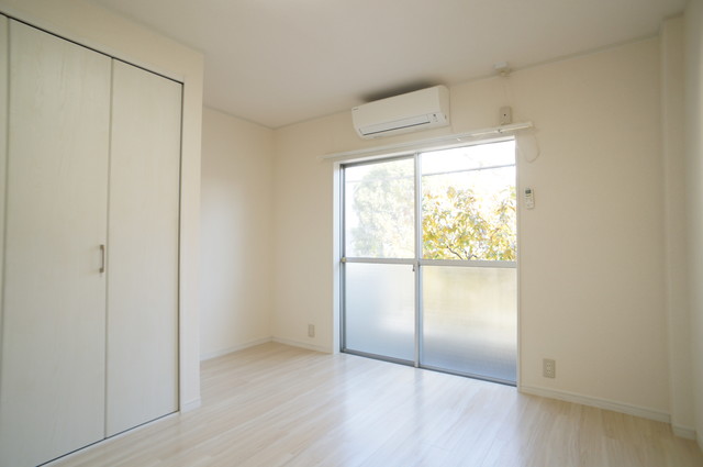 居室・リビング　明るい色合いのフローリングが優しい雰囲気の室内です☆