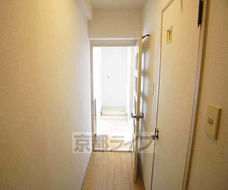 その他部屋・スペース　玄関から室内へと続く廊下