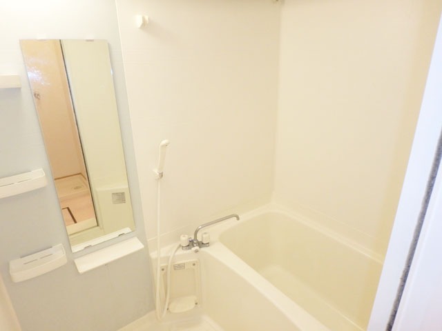 バス・シャワールーム　浴室乾燥付きで雨の日でも洗濯物が干せます☆（イメージ）