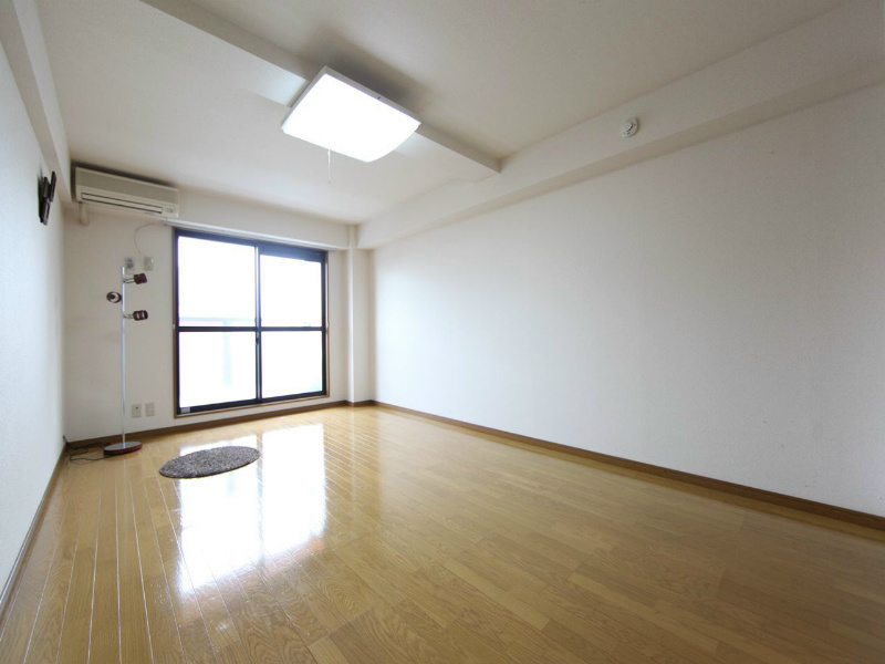 バルコニー　洋室10.0帖　収納充実　エアコン完備