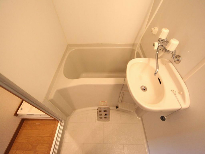 洗面設備　バスルーム内に洗面台付