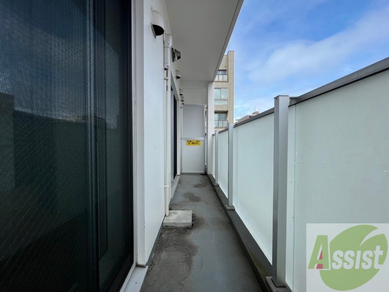 バルコニー　こちらはバルコニー。洗濯物が干せるようになっています。