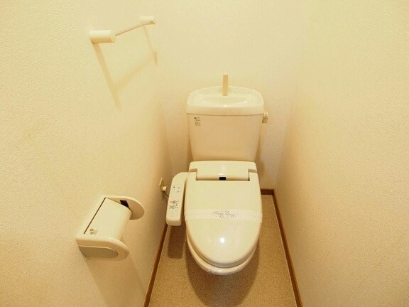 トイレ　温水洗浄便座付きで快適です。
