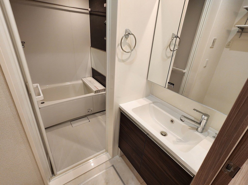 洗面設備　扉付脱衣所　洗髪洗面化粧台・室内洗濯機置場