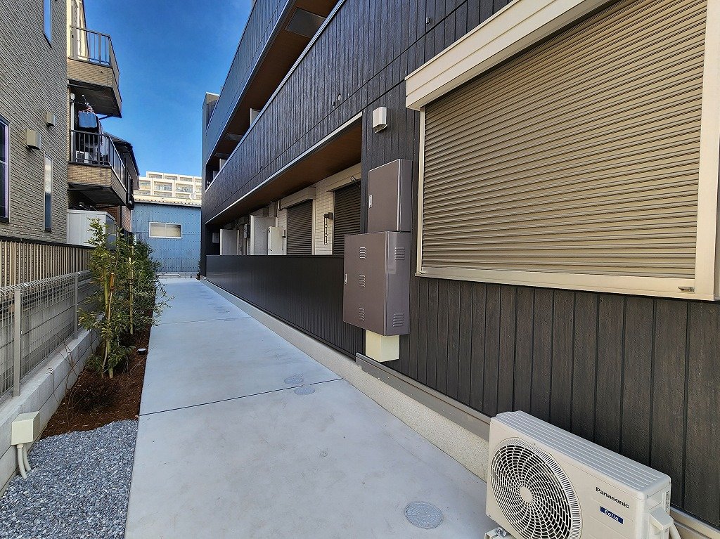 バルコニー　西側１Ｆ　人目が気になりにくいですよ　シャッター雨戸付