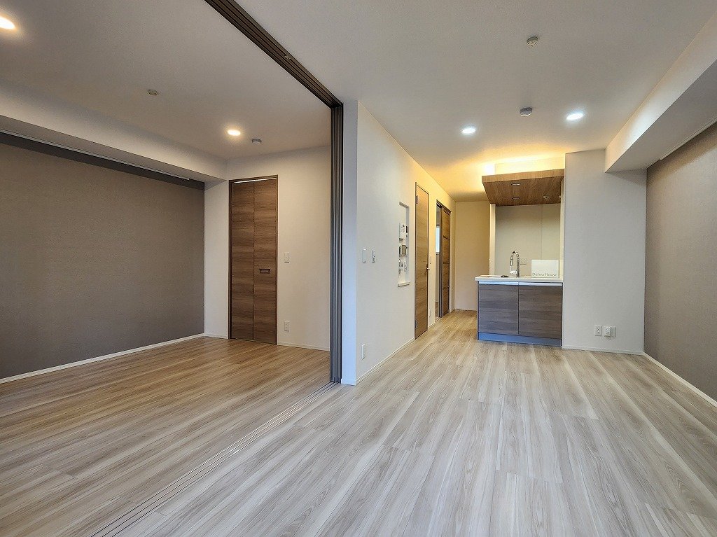 その他設備　ダウンライト各所　床段差なし　カウンター付キッチン